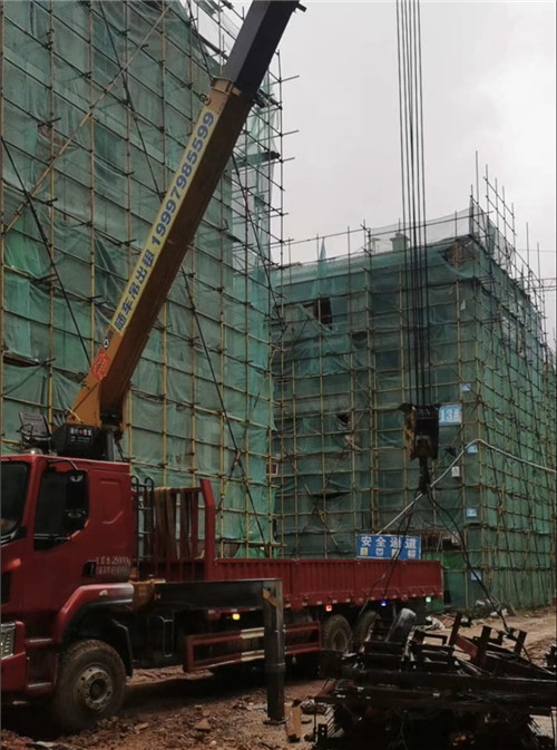 澜沧县“慢工细活”—— 吊车的 “微动控制” 技术